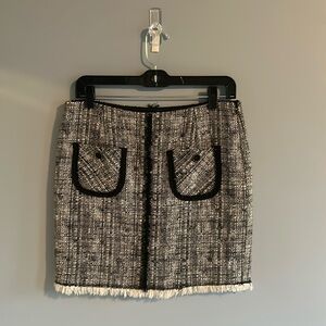 Trina Turk b&w tweed side zip slim skirt sz4 frayed hem +accents, patch pockets